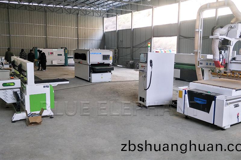 闆(ban)式傢(jia)具生産線