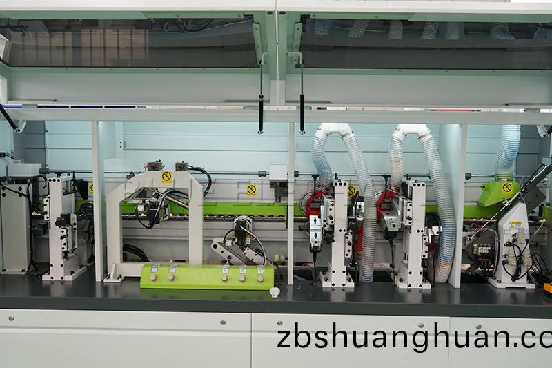 封(feng)邊(bian)機