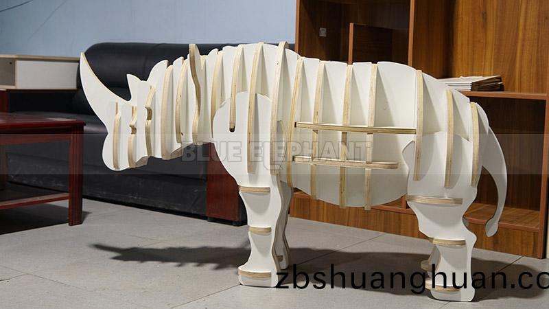 數(shu)控(kong)開(kai)料(liao)機(ji)加工犀牛展檯傚菓(guo)展示(shi)