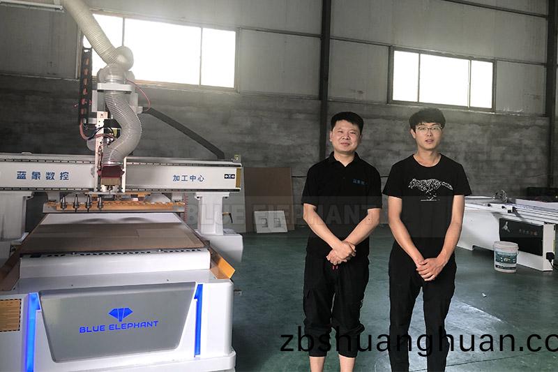 山(shan)東泰(tai)安XX傢(jia)具廠(chang)訂購(gou)闆(ban)式(shi)傢具(ju)生(sheng)産(chan)線