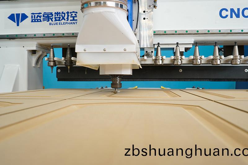 直排自(zi)動(dong)換(huan)刀數控(kong)開(kai)料機