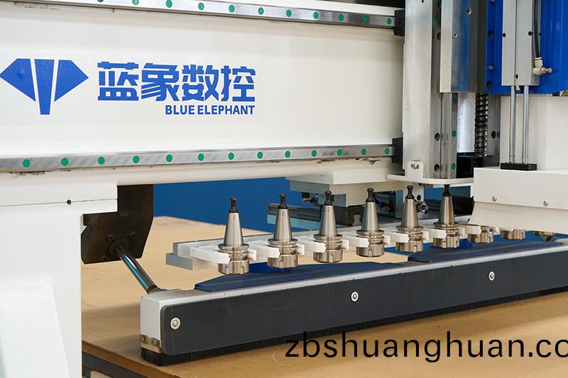 直(zhi)排(pai)自(zi)動換(huan)刀數控開(kai)料機