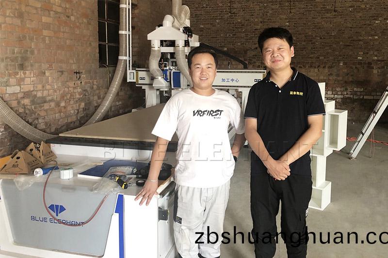 內矇(meng)古包(bao)頭(tou)XX傢(jia)具(ju)廠(chang)訂購(gou)闆(ban)式傢(jia)具生産(chan)線