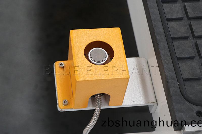四軸(zhou)加(jia)工中心(xin)