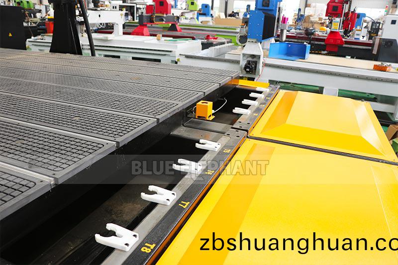 四軸(zhou)加工(gong)中(zhong)心