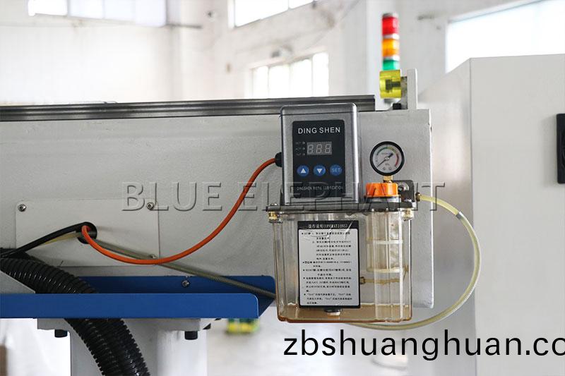 四軸(zhou)加工中(zhong)心(xin)