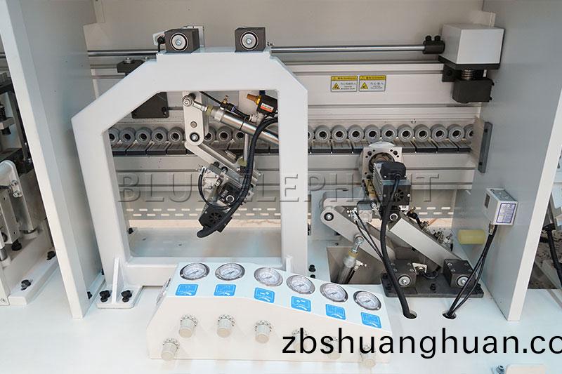 全自(zi)動封(feng)邊機