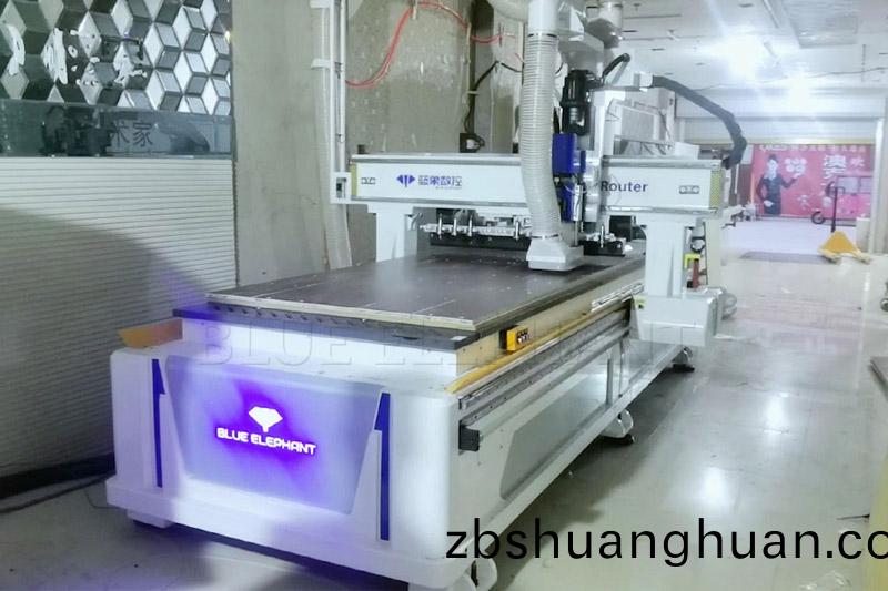 山(shan)東(dong)菏(he)澤(ze)XX傢(jia)具(ju)廠(chang)訂(ding)購闆(ban)式傢(jia)具(ju)生産(chan)線設備