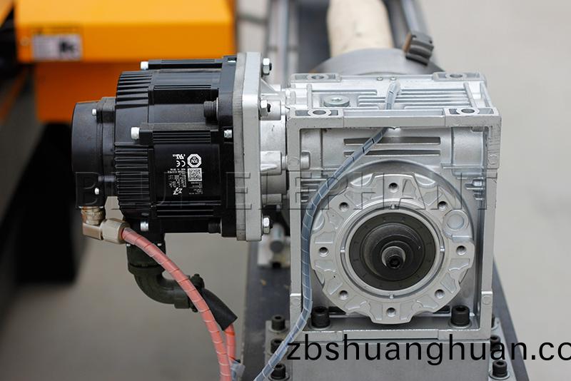 ATC自(zi)動換刀鵰刻(ke)機