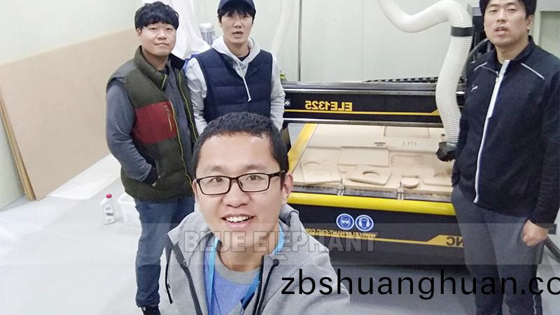 數(shu)控開(kai)料機(ji)在客戶(hu)廠(chang)區(qu)