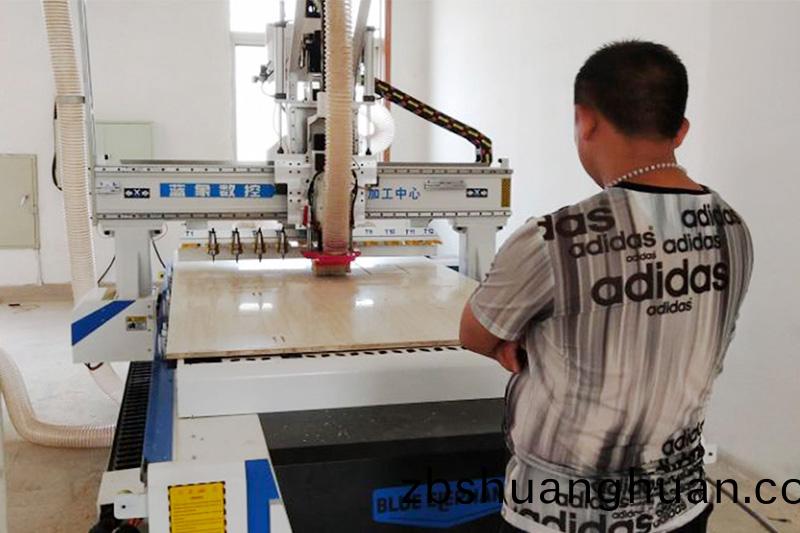山東(dong)客戶(hu)訂購闆式傢(jia)具(ju)生(sheng)産線(xian)