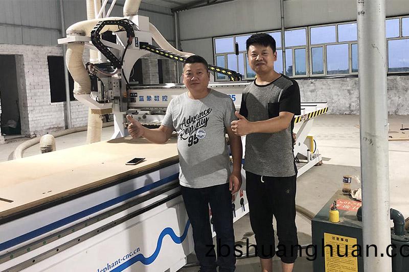 內矇(meng)古XX傢具廠客(ke)戶(hu)訂購定製傢具(ju)生(sheng)産線(xian)
