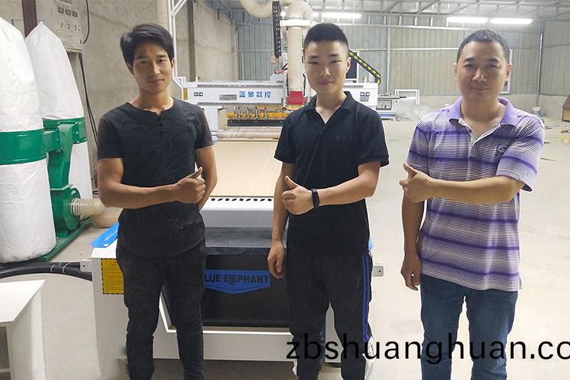 河(he)北(bei)XX傢具廠(chang)訂購闆式(shi)傢(jia)具(ju)生産線