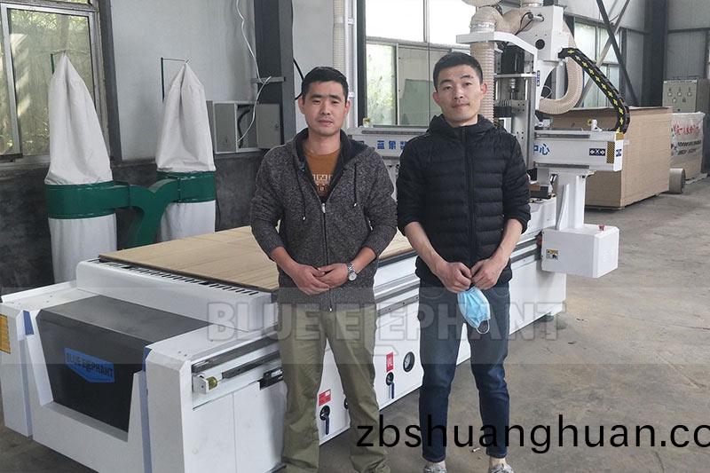 山東(dong)泰安(an)XX全屋定(ding)製廠訂購闆(ban)式傢(jia)具(ju)生(sheng)産(chan)線(xian)